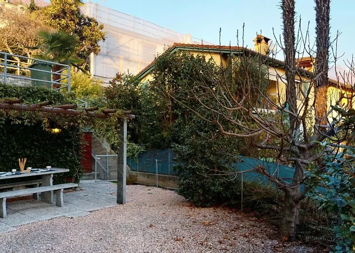 Casa Delle Vigne: Giardino, Pergola E Vista * Minusio